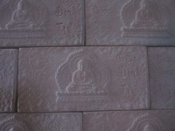Gạch trang trí ốp bảo tháp Bái Đính có hình tượng Phật