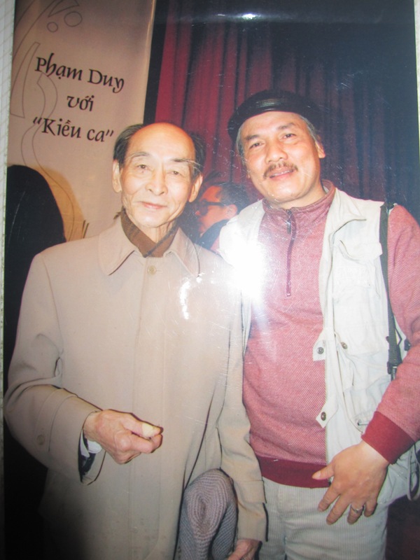 Họa sỹ Nguyễn Đăng Vông chụp ảnh kỷ niệm cùng họa sỹ Phan Kế An.