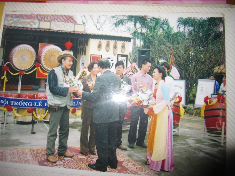 Chủ tich Thành phố Đà Nẵng trao tặng giải thưởng cho họa sỹ Nguyễn Đăng Vông.
