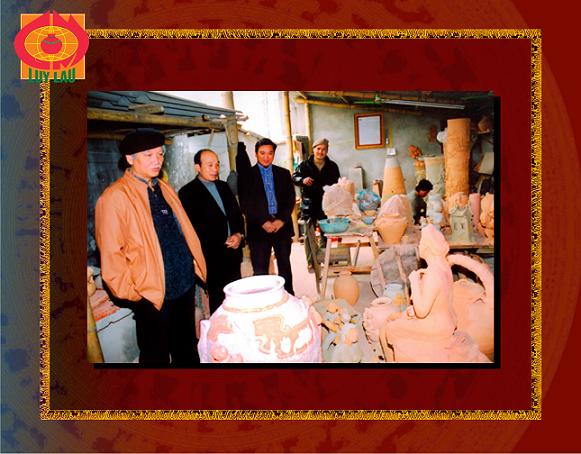 Nhà sử học Dương Trung Quốc về thăm xưởng gốm Luy Lâu năm 2006