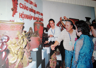 Phó Chủ Tịch nước Trương Mỹ Hoa thăm gốm Luy Lâu tại triển lãm APEC năm 2006