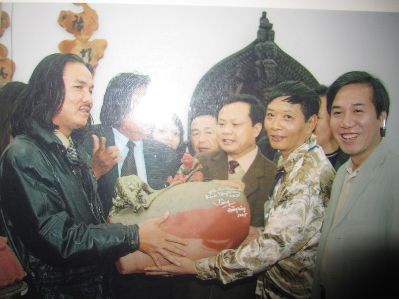 Họa sỹ Nguyễn Đăng Vông trao tặng sản phẩm gốm văn hóa cho Ủy viên Bộ chính trị Phạm Quang Nghị