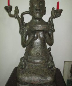 Cây đèn hình người quỳ