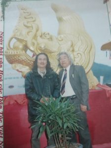 Họa sỹ Nguyễn Đăng Vông chụp ảnh kỷ niệm cùng Chủ tịch hội nhà thơ Việt Nam - Bành Thông.