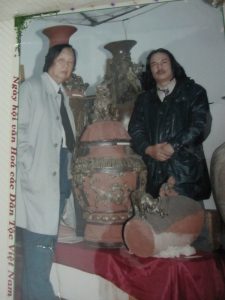 Họa sỹ Nguyễn Đăng Vông chụp ảnh kỷ niệm cùng Nhà văn hóa Nguyễn Việt