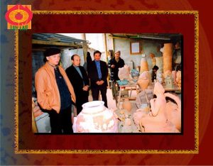 Nhà sử học Dương Trung Quốc về thăm xưởng gốm Luy Lâu năm 2006